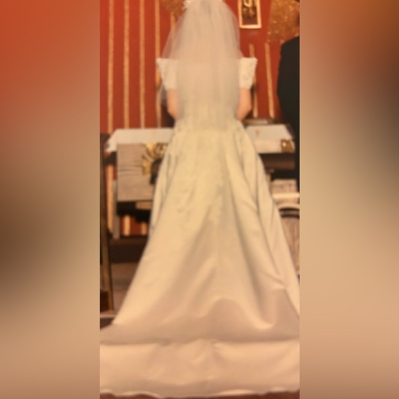 David bridal wedding dress. Worn once 
Detachable dress 
5’2” 125lb - Picture 10 of 11